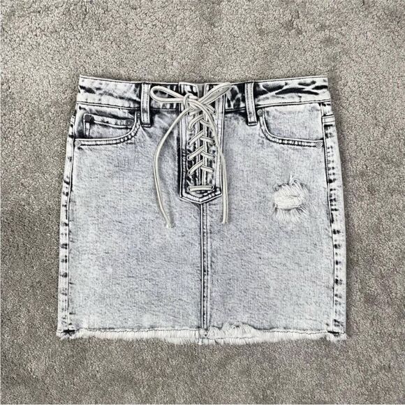 ALICE + OLIVIA NWT Raw-Edge Trim Mini Skirt
Washed Denim Size 24 (0) - Picture 7 of 14
